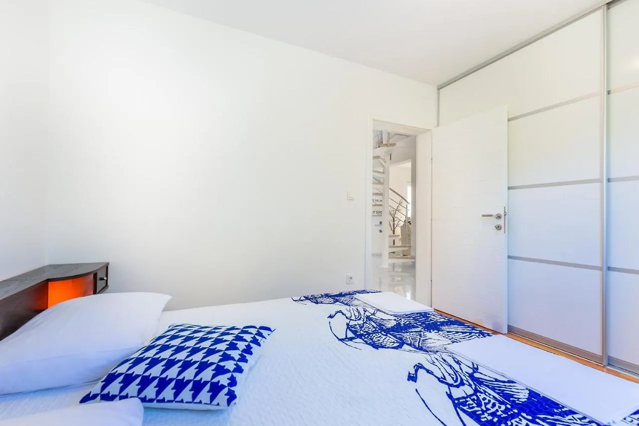 Apartment In Crikvenica 41514
